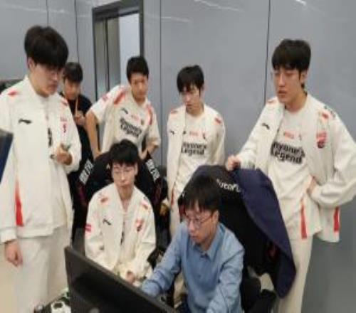 在與TES的敗決拋硬幣中，AL成功取勝拿到Bo5首局優(yōu)先選邊權(quán)