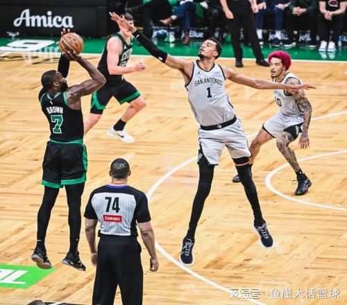 馬刺逆轉(zhuǎn)！布朗27+8犯大錯(cuò)，文班21+6全隊(duì)第一，?？怂?1+9創(chuàng)紀(jì)錄