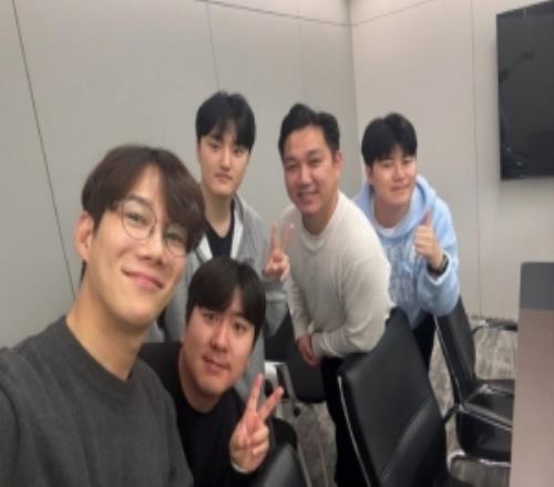 我們也在干活經(jīng)紀(jì)公司SuperAgent曬和peyz的合照