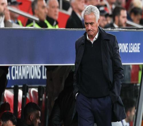 轟21腳輸01！4連敗后62歲穆帥破防再?lài)姴门校撼舐v容藥廠(chǎng)不道德