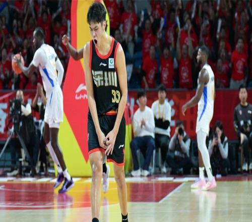 轟25分力壓曾凡博！中國(guó)男籃21歲2米05新星崛起：郭士強(qiáng)重用他