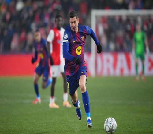 萊萬半場(chǎng)進(jìn)烏龍，布拉格斯拉維亞將萊萬巴薩球衣P成自己球衣