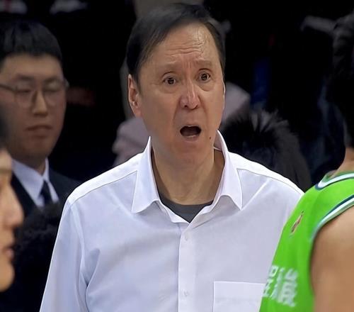 CBA自殺時(shí)刻：加時(shí)賽最后6秒犯規，送對手罰球絕殺，主教練氣瘋了