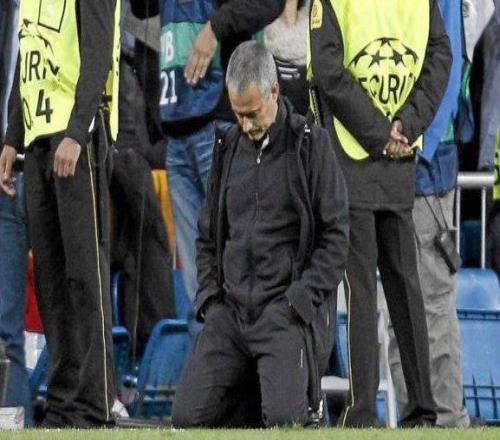 輸給拜仁，穆里尼奧和助教抱頭痛哭