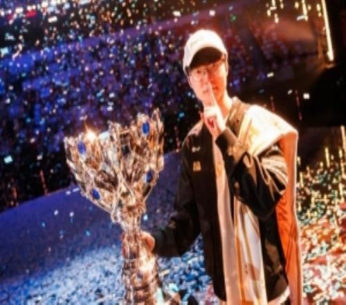 Faker更新社媒：與獎杯的合影