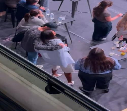 女大三抱金砖！太阳报：鲁本迪亚斯与女友看比赛，吻女友脖颈