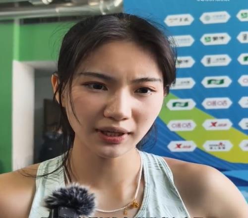 夏思凝预赛赛后采访：我现在都不会跑了，医生说我脚疑似骨裂了
