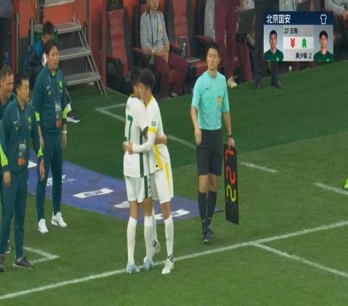 伤不起啊！国安队长王刚第21分钟伤退，吴少聪替补登场