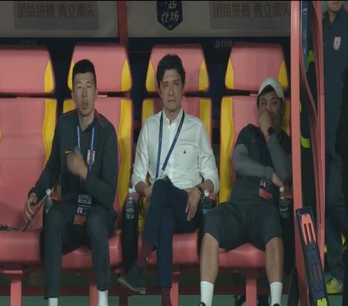 作何感想亚泰近4轮仅拿1分仍陷降级区，谢晖赛后呆坐教练席