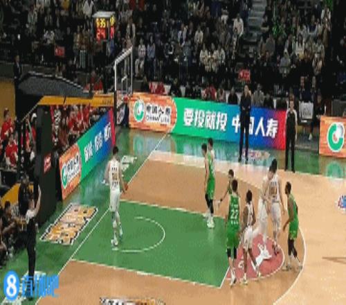 鄢手骐防守顶翻孙铭徽被吹犯规裁判回看后没有升级