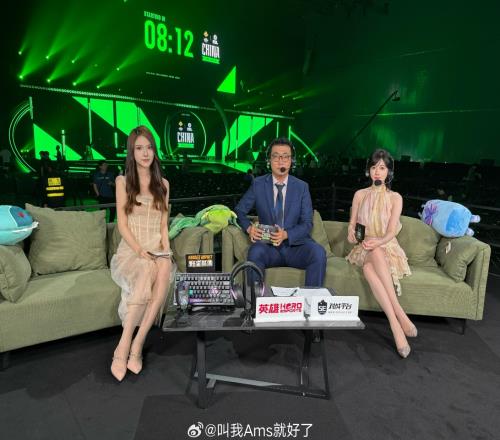 好腿！解說(shuō)Ams曬照：吃頓夜宵快樂(lè)