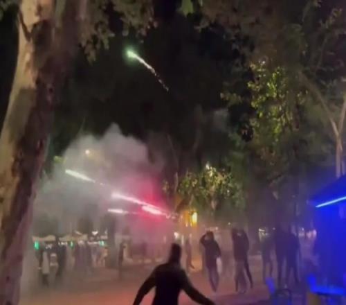 太阳报：贝蒂斯与佛罗伦萨赛前球迷发生冲突，有球迷向对方射烟花