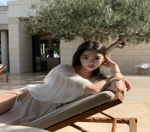 Ming绯闻女友晒照：浅绿色纱裙下，白色泳装若隐若现！