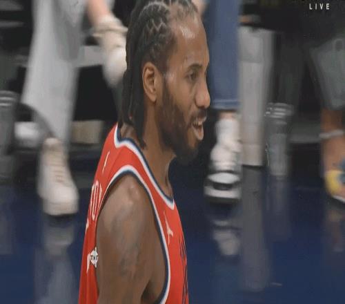 追分不容易的小卡突破上篮打进对着裁判苦喊“犯规了呀！”