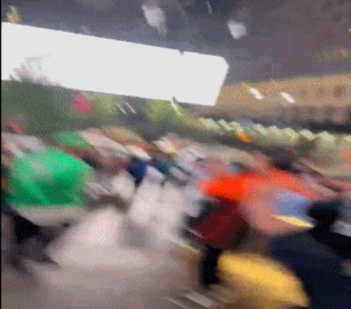孤軍奮戰(zhàn)綠軍球迷落單遭包圍嘲諷警察保護離場時摔下樓梯