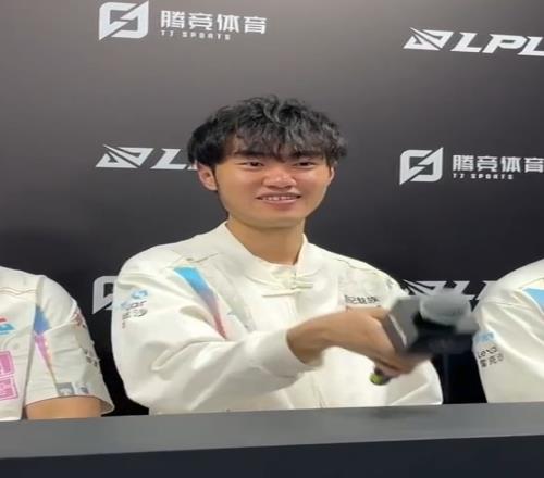 NIP這不配合安排一下Knight：想和Doinb打一下Solo想贏他