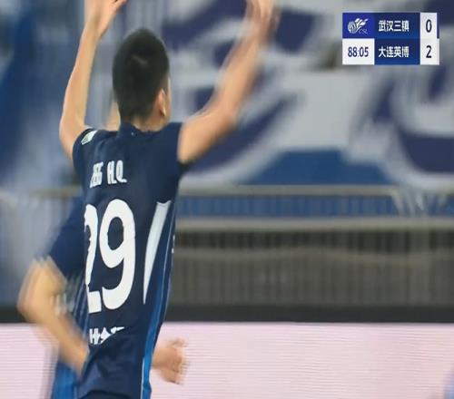 三鎮(zhèn)扳回一球！第88分鐘，鄭浩乾禁區(qū)內(nèi)推射破門，三鎮(zhèn)12英博