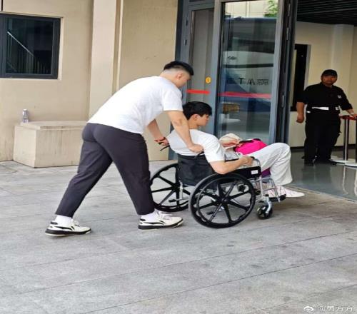 心系球隊(duì)曾凡博坐輪椅入場觀戰(zhàn)總決賽G3此前腰部重傷賽季報(bào)銷