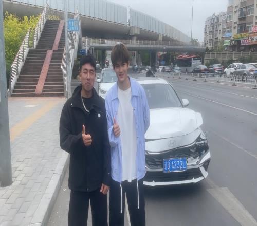 勿模仿！球迷撞车不忘与刘祝润合影：我是这么追星的，你们怎么追