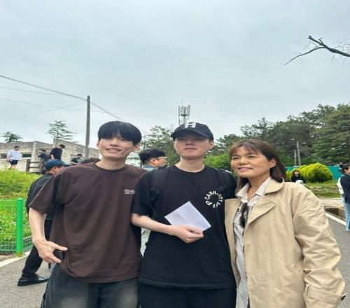 Deft媽媽分享了Deft入伍照：兒子??！要加油健健康康地好好回來！
