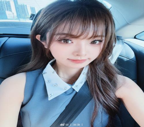 LPL女主持人泱泱分享自拍：“即將抵擋戰(zhàn)場(chǎng)”