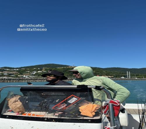 這魚怎么樣西蒙斯INS曬照出海釣魚與友人肆意玩耍