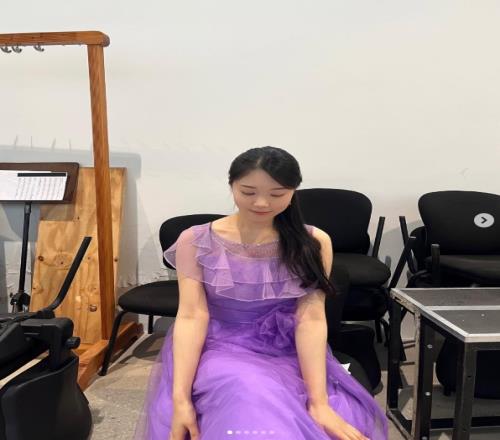 小呂布粉絲集合！Gumayusi姐姐曬照：吉他演奏的紫色禮服！