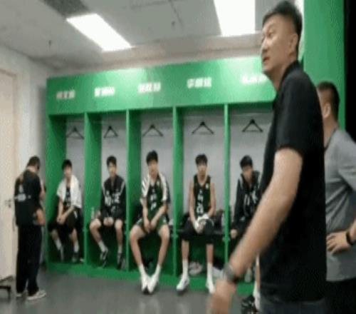 廣東實(shí)驗(yàn)半場4131領(lǐng)先清華附中！杜鋒前往更衣室鼓勵球員！