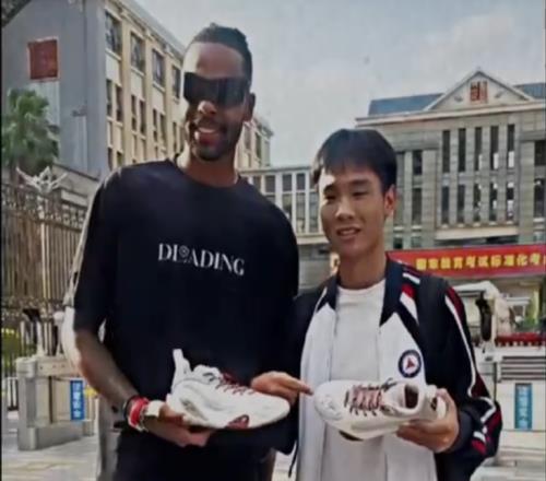 偶像接你放學(xué)拉塞爾接高三粉絲放學(xué)并送上球鞋：祝他好運(yùn)