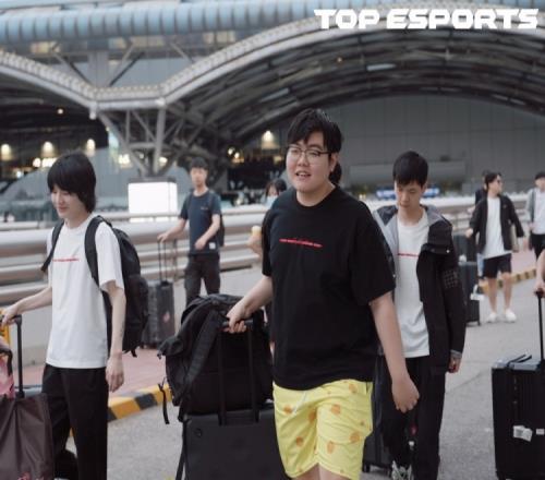 抵达北京！TES晒照：昂首向云端，开启季后赛征程！