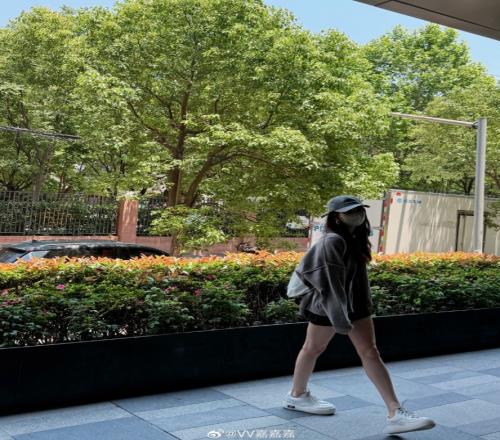 无畏契约女主持V嘉晒照：谁家好人穿高跟鞋裙子赶飞机啊