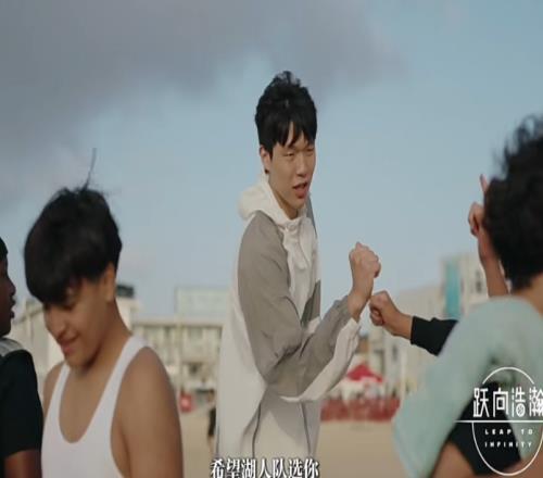杨瀚森沙滩散步被美国小球迷索要合影球迷希望他被湖人选中