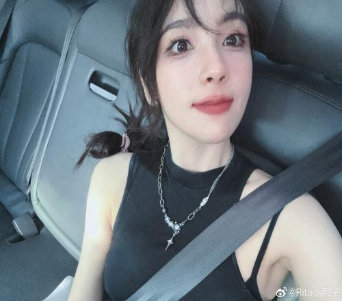 LPL美女解说Rita分享自拍：好堵！我急了，顺便自拍了