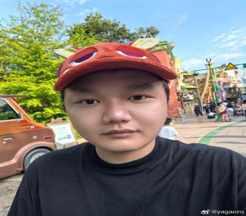 Yagao分享游樂園照：來玩新項目了附上一段燈光秀