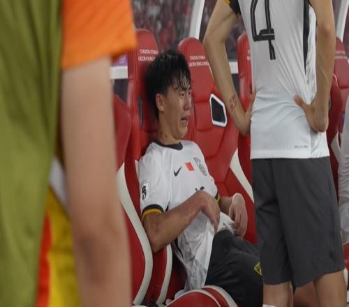 无缘世界杯！赛后胡荷韬坐在替补席，长时间痛哭不止