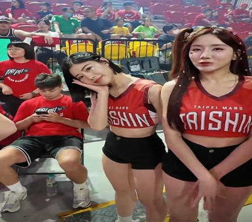 啦啦隊高喊“朱俊龍你好帥”朱俊龍to林秉圣：把我微信推給她們