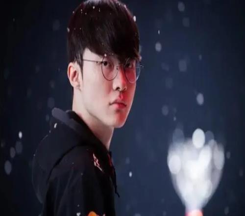 看了ShanksSOLO切片Faker韓服打了四把刀妹，但戰況欠佳，最后一把05