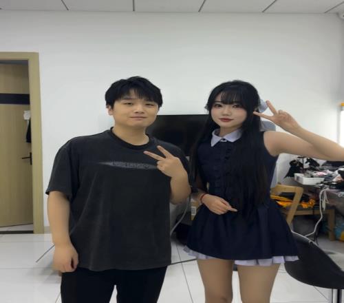 主持十月晒照:《人类的悲观并不相通》