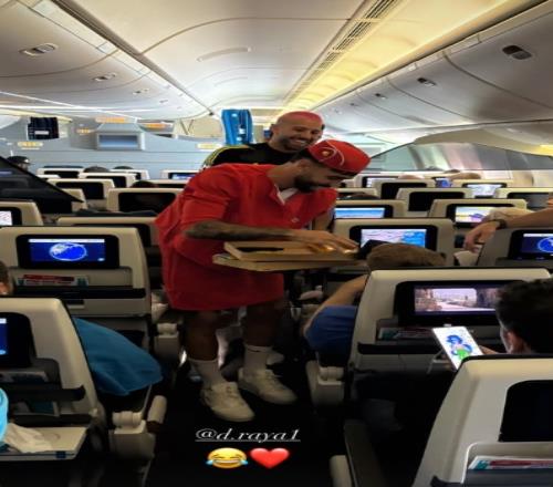 整活！拉亞放飛自己穿上空姐裝扮，在飛機上為乘客服務