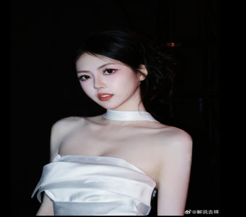 PEL美女主持吉祥晒照：一加杯的Cut红黑白的配色绝对不会出错！