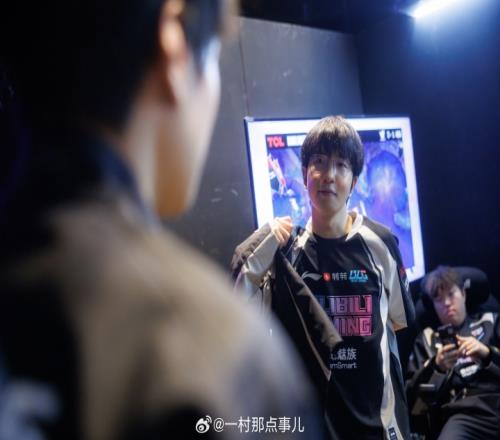卖票双C!摄影师一村晒Elk和Shanks赛后聊天照:一起去加拿大吧