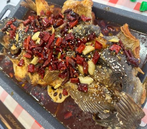 JDG工作人员分享晚餐:JDG食堂开饭啦!最强王者们吃好喝好!