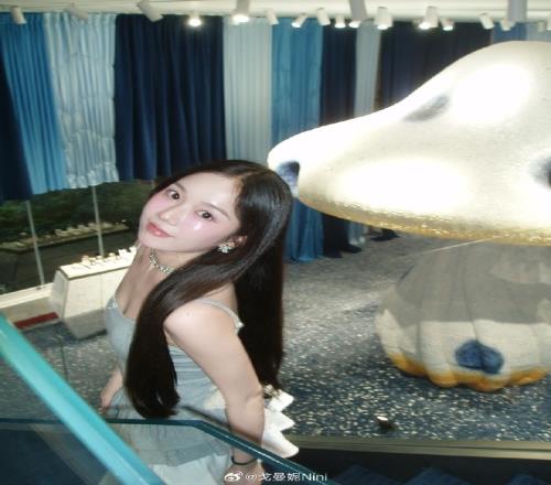 无畏契约主持戈曼妮晒照:带新ccd出门玩一下