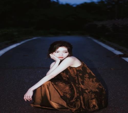 主持希然晒照配乐《如果当时》:把风藏进歌里