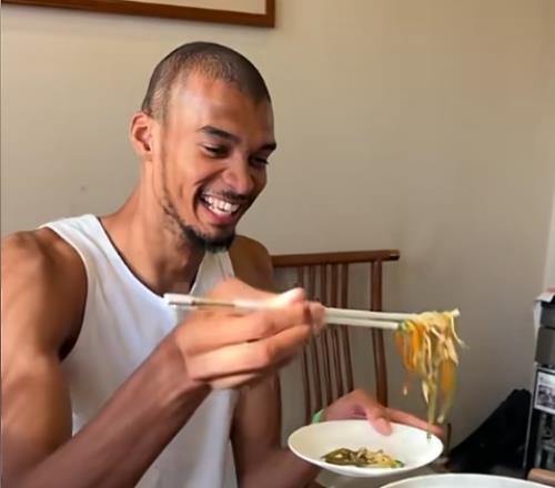 文班品嘗水席喝茶啟封滿臉帶笑刺記：他很享受在中國(guó)的時(shí)光