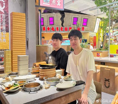 GALA分享休赛假期照片：和Wei聚餐、健身房、户外烤肉