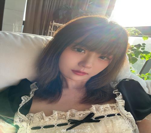 LPL女解说瞳夕晒自拍：“今天画了美美的妆”