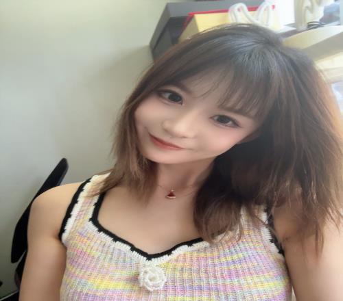 瞳夕晒出自拍:“可爱不是长久之计,可爱我是”