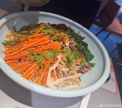 Meiko请客吃饭!Ming晒聚餐照:感谢田老板,请客吃饭