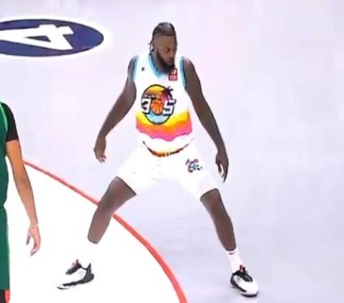 騷氣不減當(dāng)年Big3史蒂芬森晃翻對手+急停跳投命中大秀招牌舞